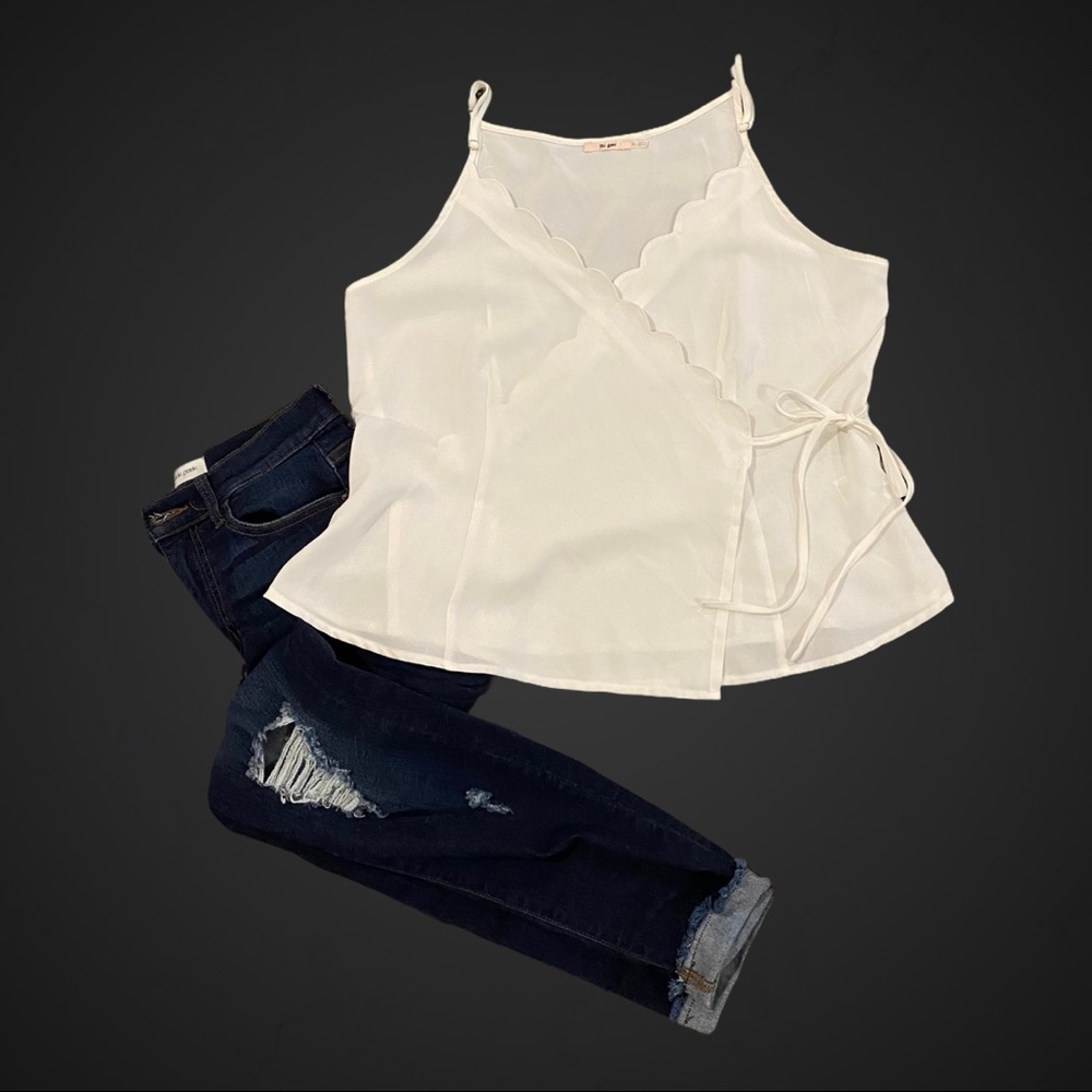 NWOT Classic white tie on the side scalloped tank